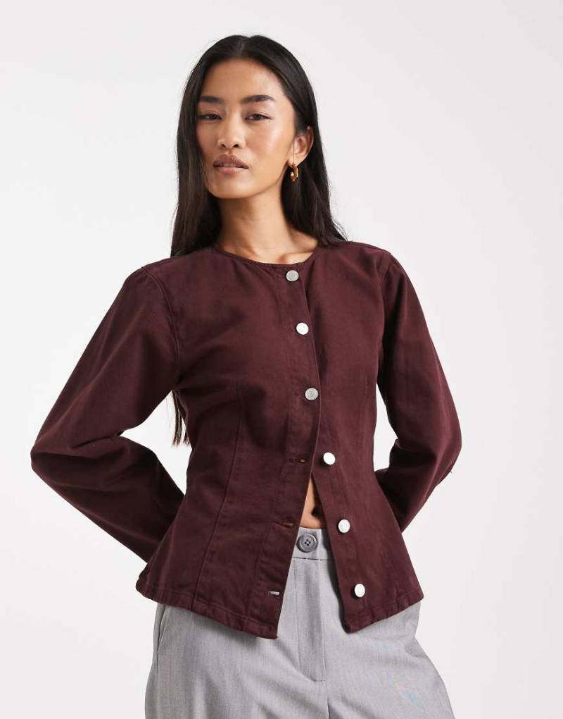 ASOS DESIGN - Tailliertes Jeanshemd in Pflaume-Lila von ASOS DESIGN