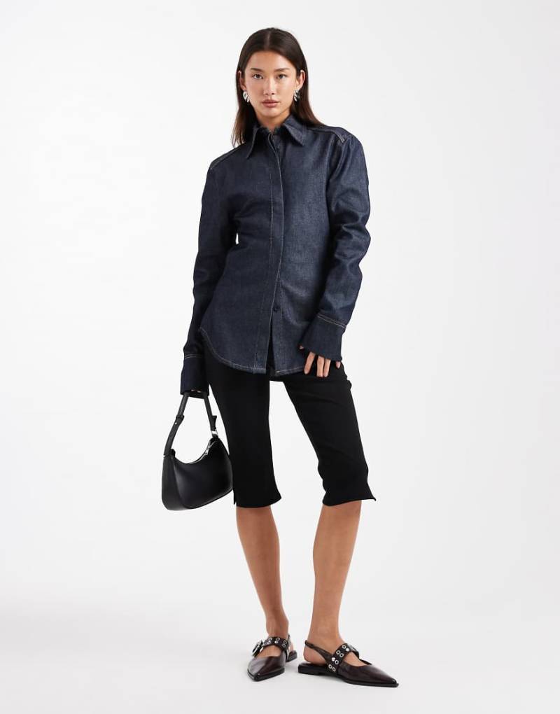 ASOS DESIGN - Tailliertes Jeanshemd in tintenblauer Waschung mit Schulterpolstern von ASOS DESIGN