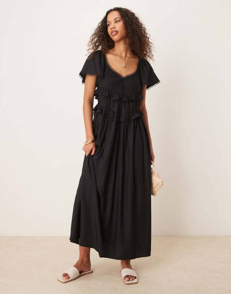 ASOS DESIGN - Tailliertes Maxikleid in Schwarz mit Flatterärmeln von ASOS DESIGN