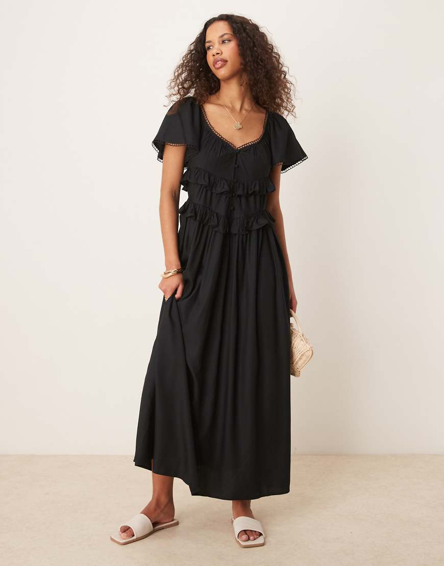 ASOS DESIGN - Tailliertes Maxikleid in Schwarz mit Flatterärmeln von ASOS DESIGN