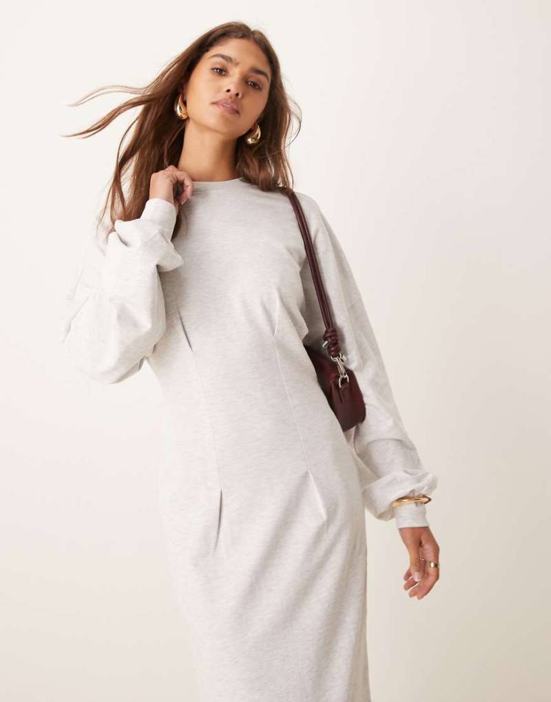 ASOS DESIGN - Tailliertes Midikleid aus Sweatshirt-Stoff in meliertem Grau-Bunt von ASOS DESIGN