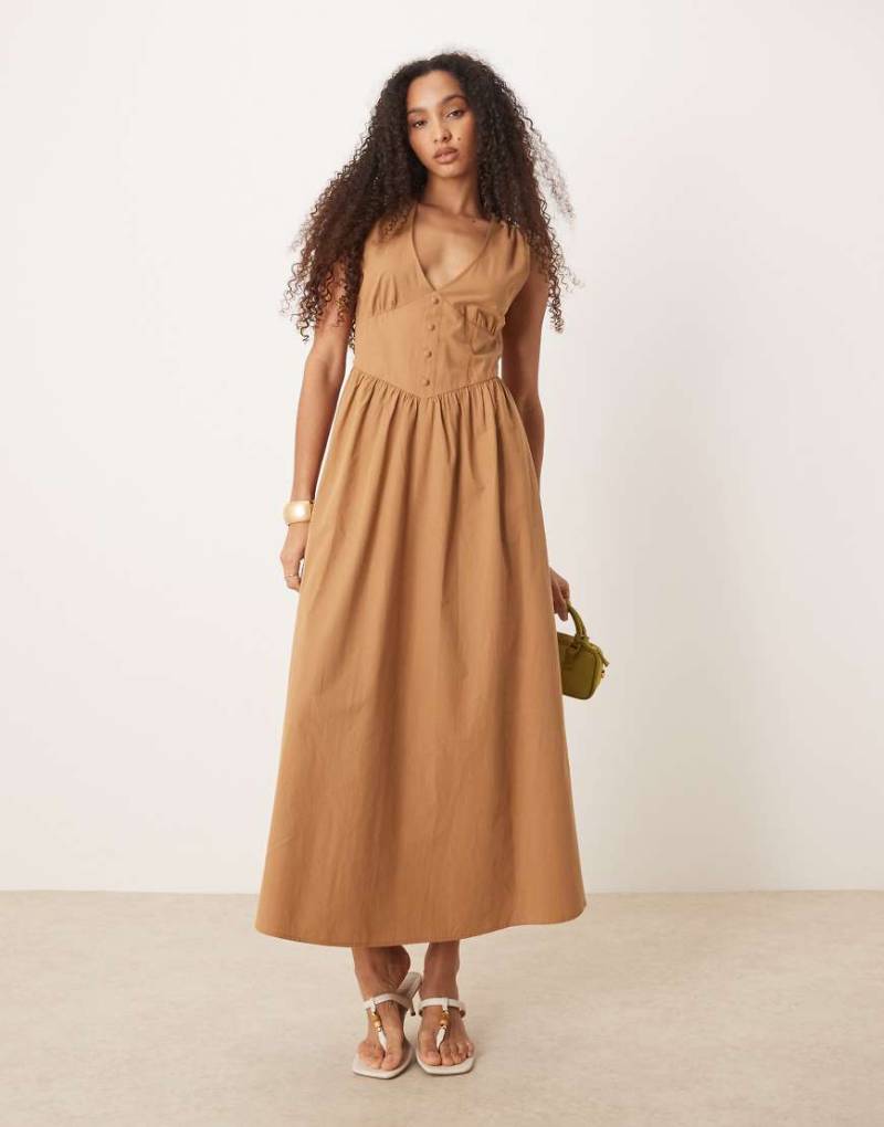 ASOS DESIGN - Tailliertes Midikleid in Toastbraun mit V-Ausschnitt und Knopfleiste von ASOS DESIGN