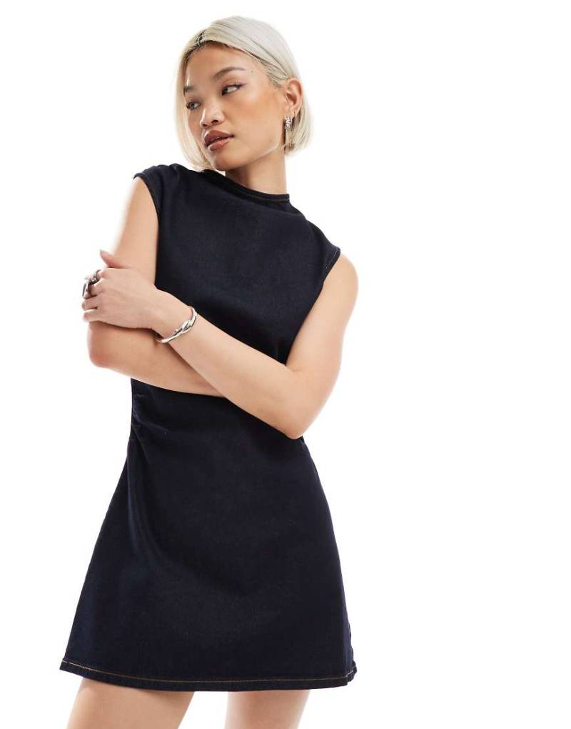 ASOS DESIGN - Tailliertes Mini-Jeanskleid mit Raffung-Marineblau von ASOS DESIGN