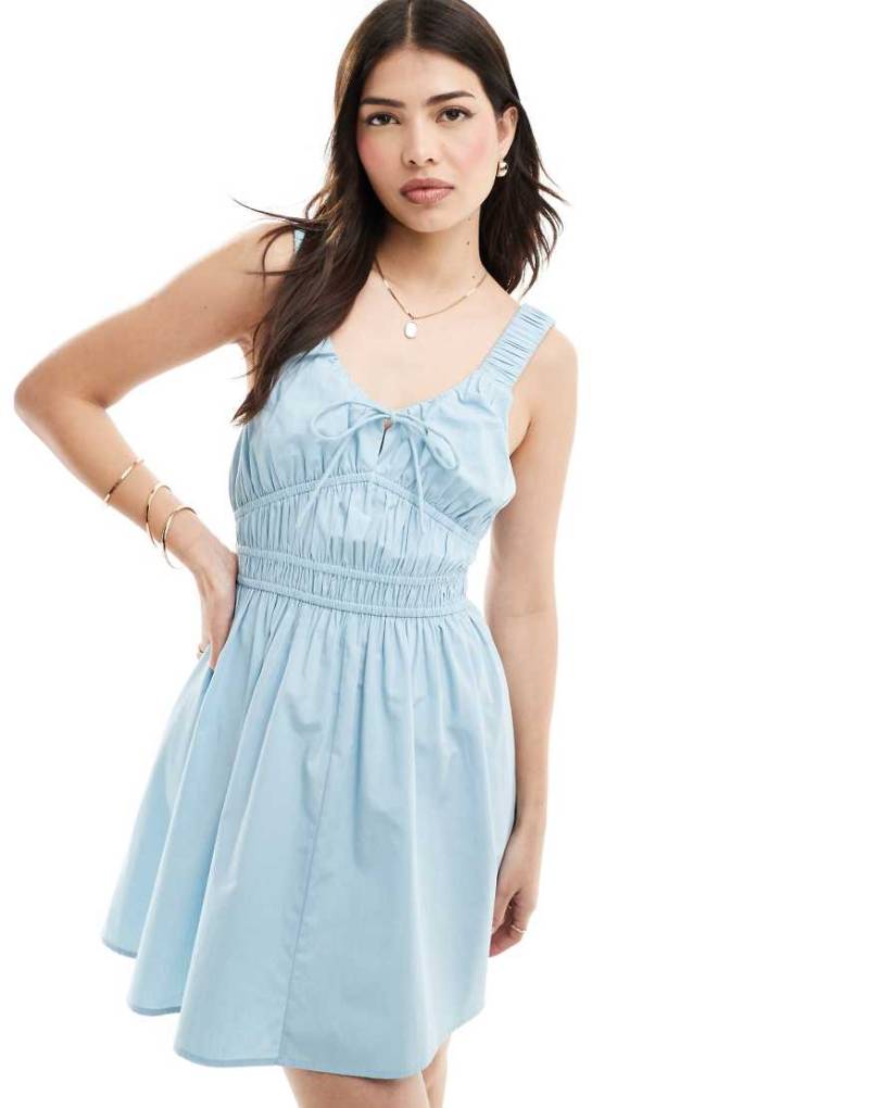 ASOS DESIGN - Tailliertes Mini-Sommerkleid in Hellblau mit breiten Trägern von ASOS DESIGN