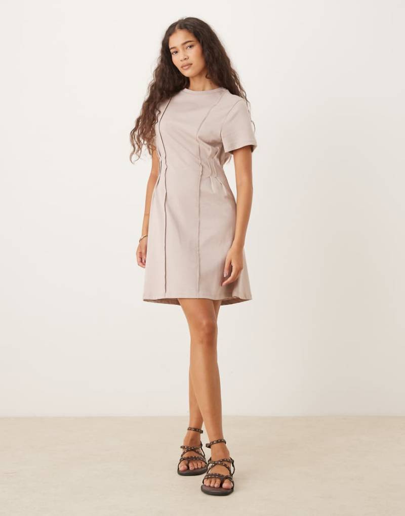 ASOS DESIGN - Tailliertes Mini-T-Shirt-Kleid in Mokka-Brown von ASOS DESIGN