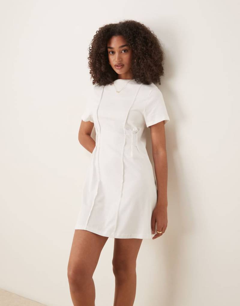 ASOS DESIGN - Tailliertes Mini-T-Shirt-Kleid in Weiß von ASOS DESIGN