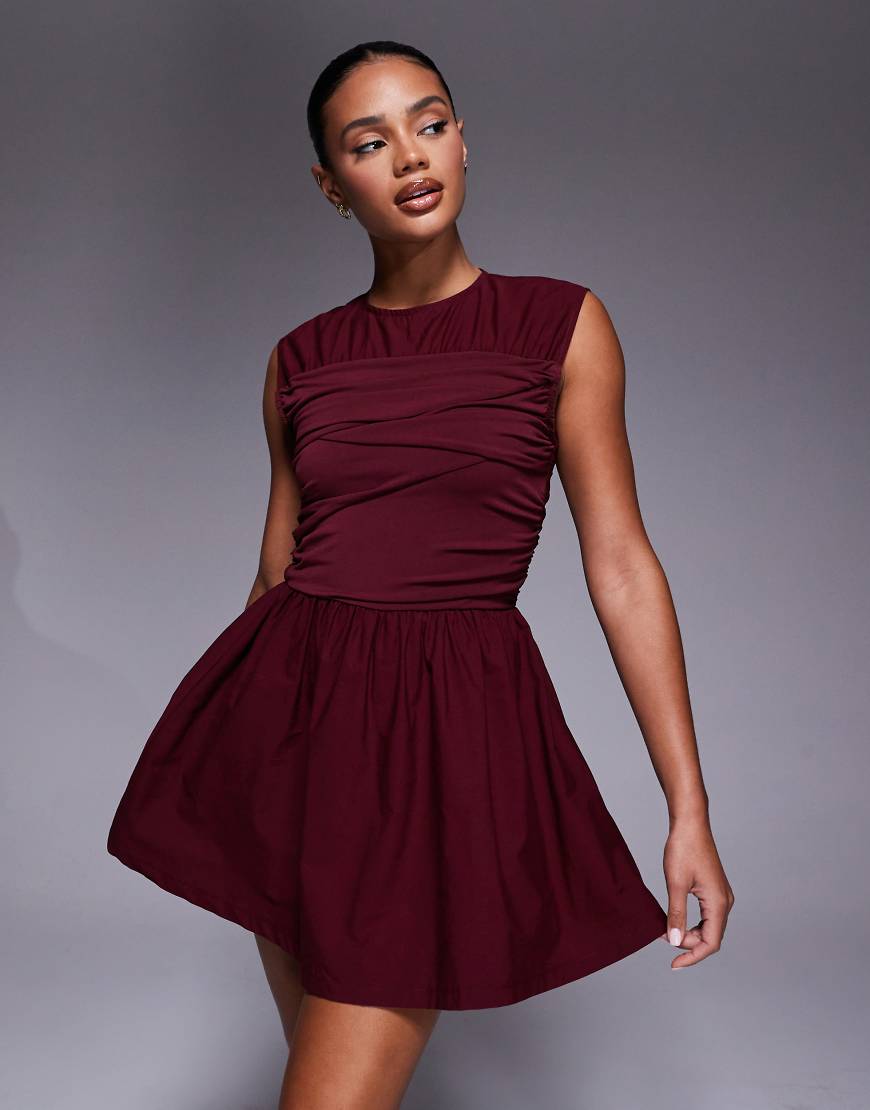 ASOS DESIGN - Tailliertes Minikleid in Burgunderrot aus Webmix mit Wickeldetail von ASOS DESIGN