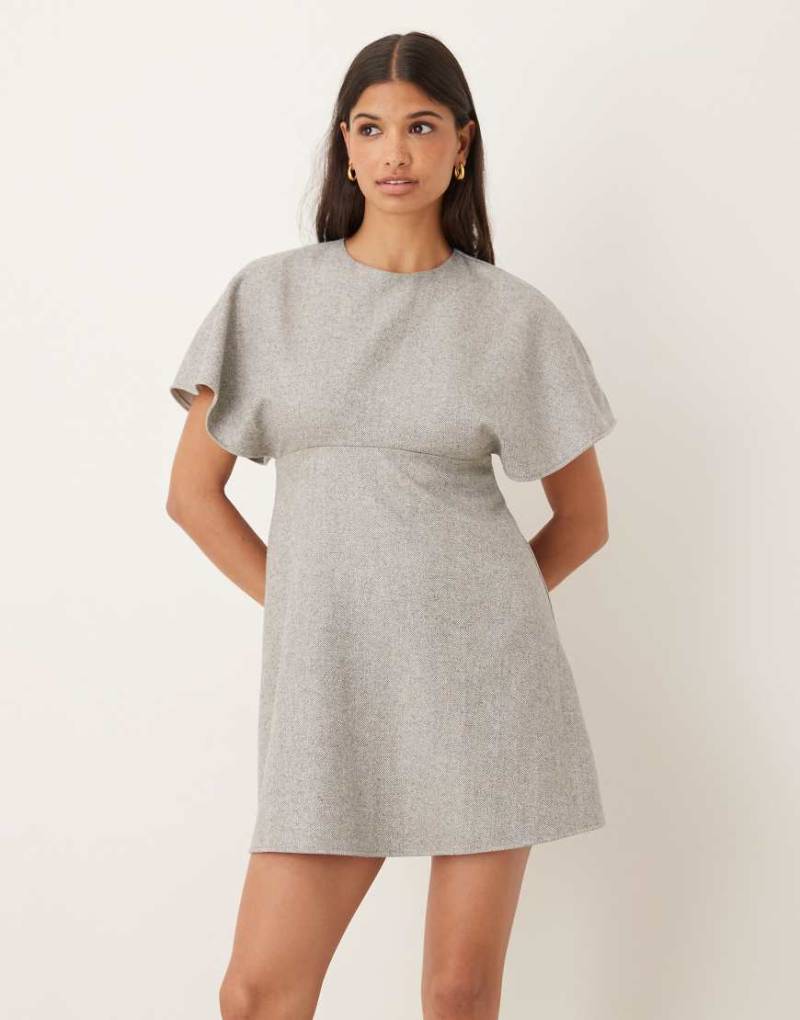 ASOS DESIGN - Tailliertes Minikleid in Grau mit Ziernaht unter der Brust von ASOS DESIGN
