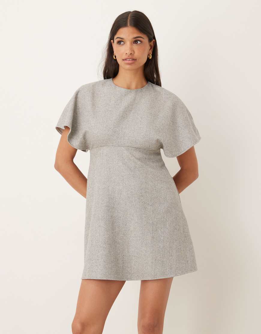 ASOS DESIGN - Tailliertes Minikleid in Grau mit Ziernaht unter der Brust von ASOS DESIGN