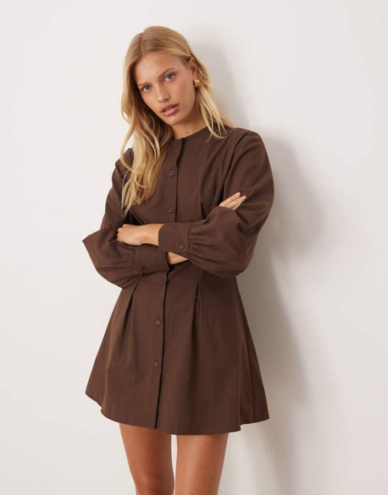ASOS DESIGN - Tailliertes Minikleid mit Rundhalsausschnitt und Knopfleiste-Brown von ASOS DESIGN