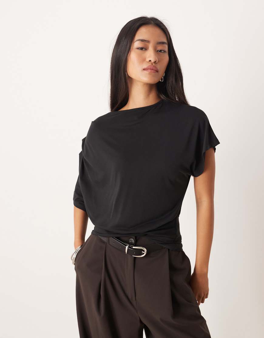 ASOS DESIGN - Tailliertes Modal-T-Shirt in Schwarz mit Drapierung und One-Shoulder-Design von ASOS DESIGN