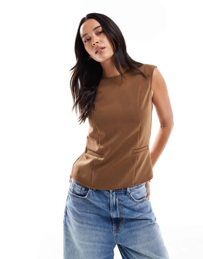 ASOS DESIGN - Tailliertes Oberteil in Mokka mit Ziernaht und Tasche-Braun von ASOS DESIGN