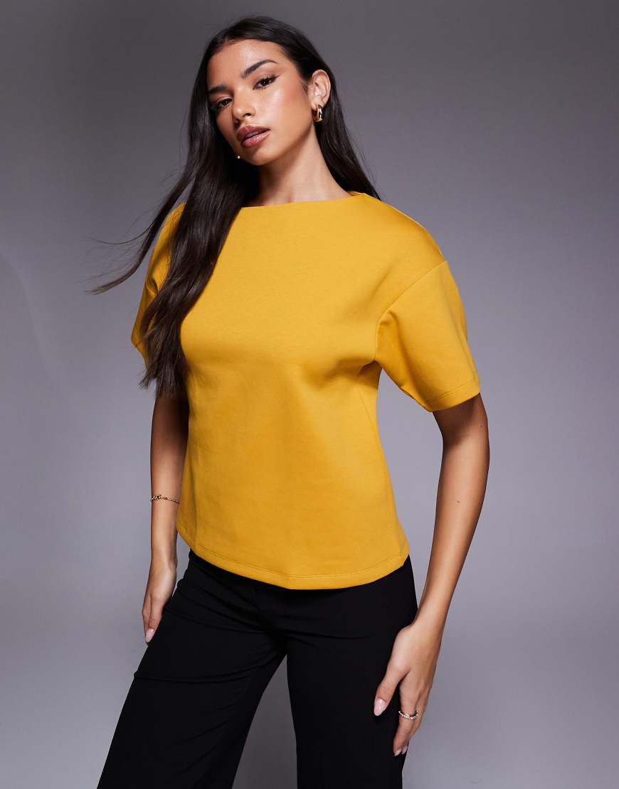 ASOS DESIGN - Tailliertes Oberteil in Ocker mit U-Boot-Ausschnitt und halblangen Ärmeln-Gelb von ASOS DESIGN