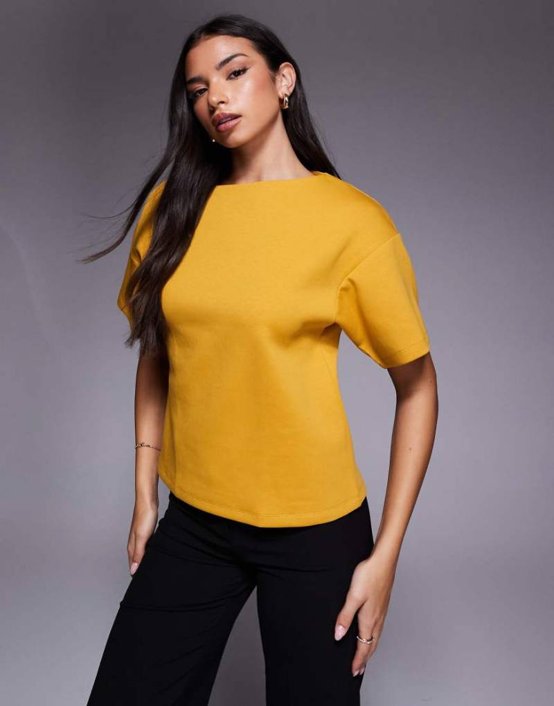 ASOS DESIGN - Tailliertes Oberteil in Ocker mit U-Boot-Ausschnitt und halblangen Ärmeln-Gelb von ASOS DESIGN