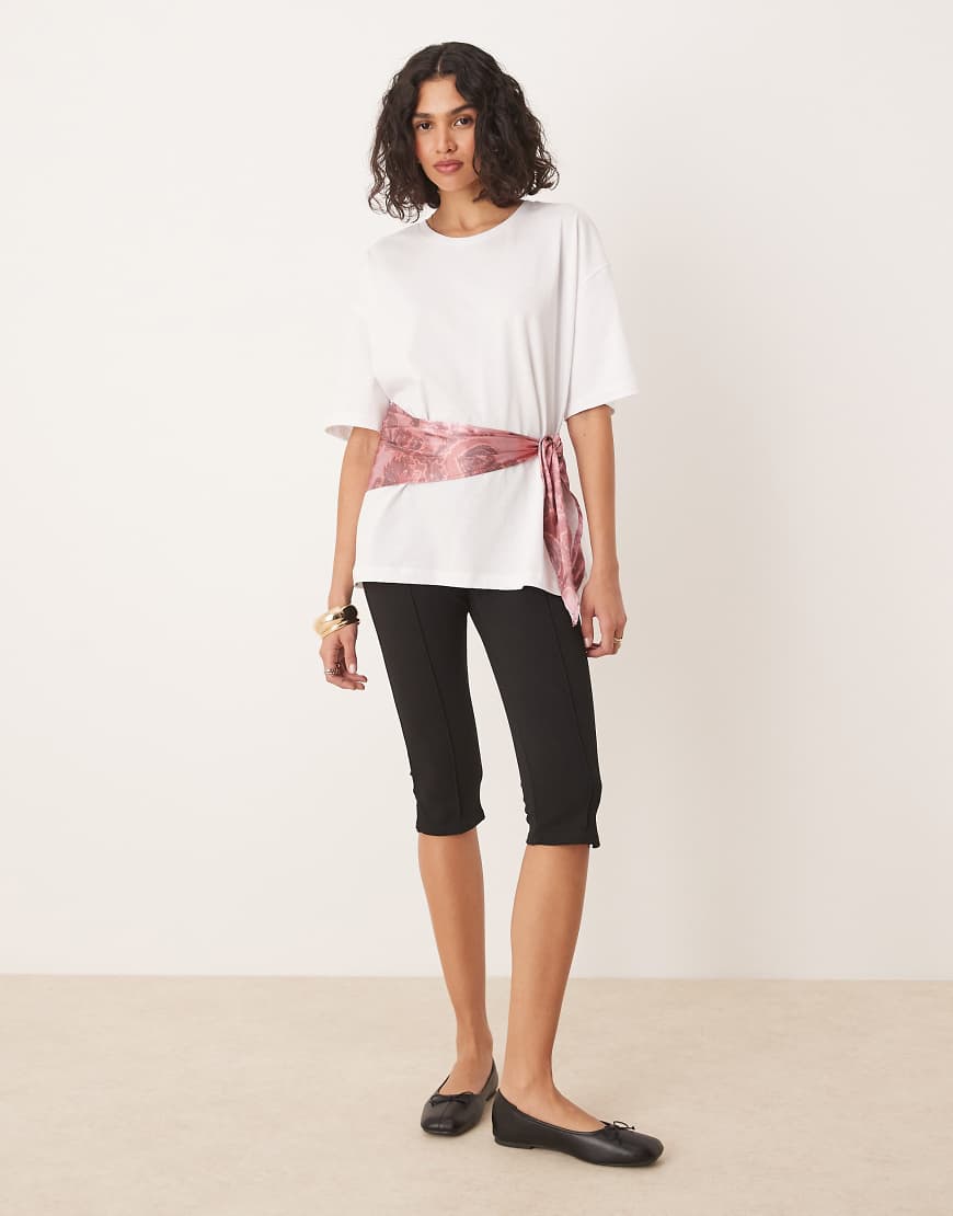 ASOS DESIGN - Tailliertes Oversize-T-Shirt in Weiß mit Bandana ASOS DESIGN - Tailliertes Oversize-T-Shirt in Weiß mit Bandana von ASOS DESIGN