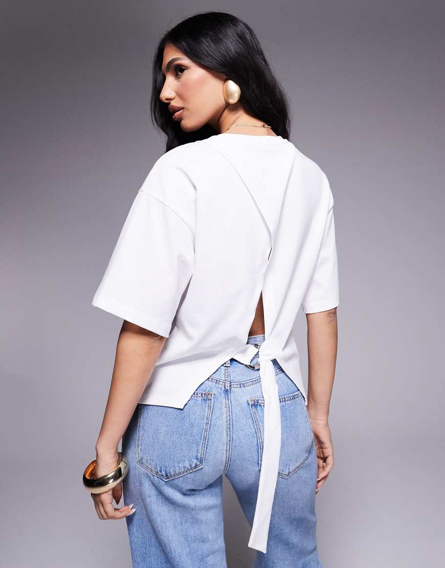 ASOS DESIGN - Tailliertes Oversize-T-Shirt in Weiß mit D-Ring auf der Rückseite ASOS DESIGN - Tailliertes Oversize-T-Shirt in Weiß mit D-Ring auf der Rückseite von ASOS DESIGN