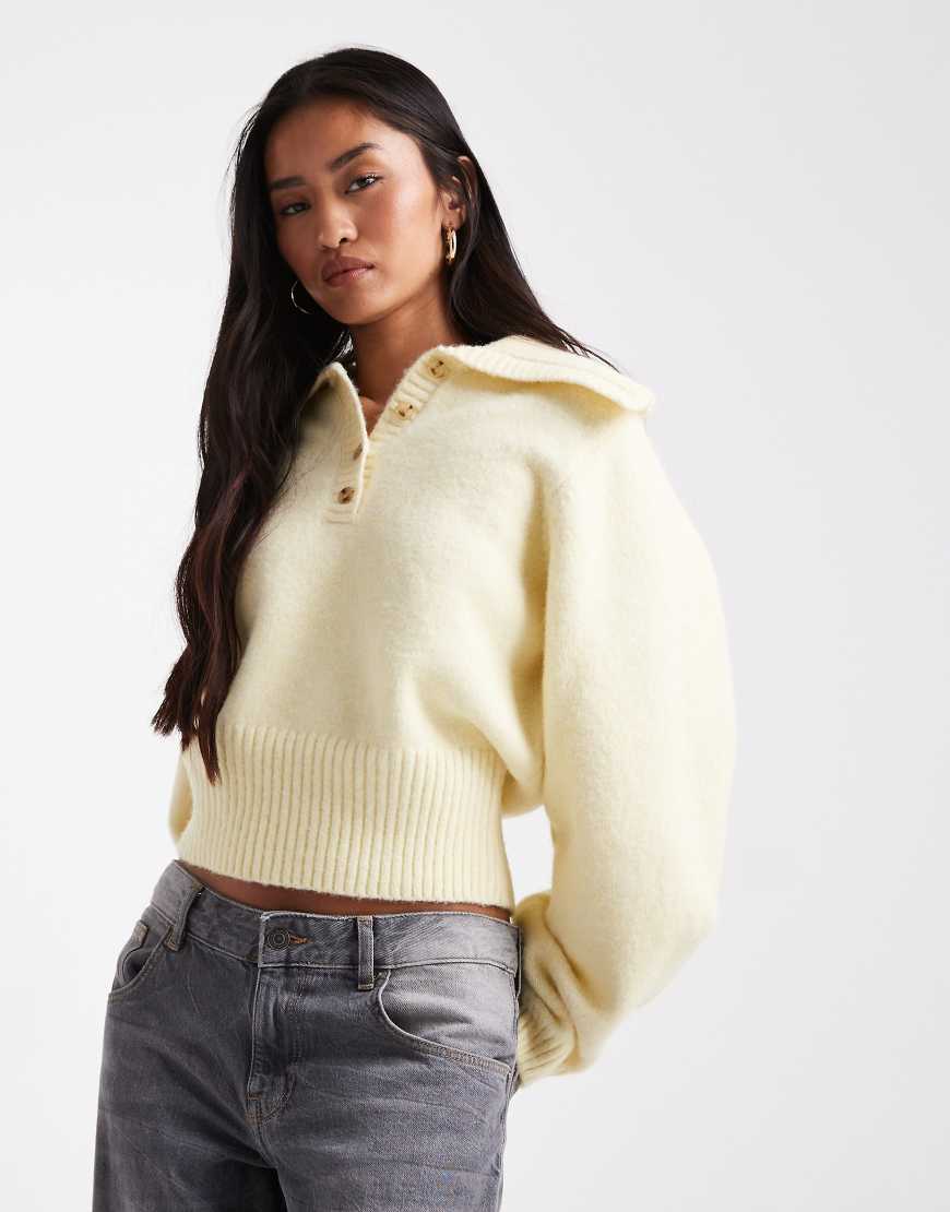 ASOS DESIGN - Tailliertes Polohemd in Buttermilchweiß-Gelb von ASOS DESIGN