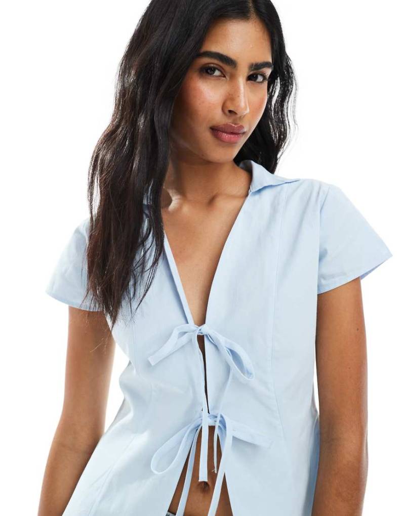 ASOS DESIGN - Tailliertes Popeline-Hemd in Blau mit Bindedetail vorne von ASOS DESIGN