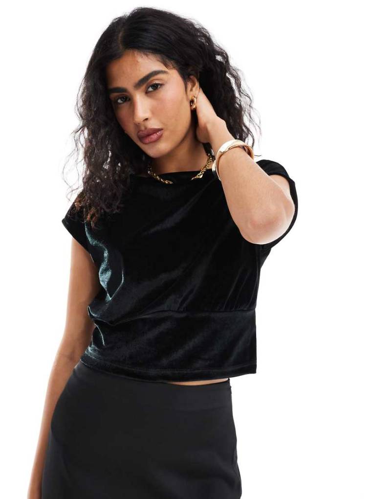 ASOS DESIGN - Tailliertes Samt-Oberteil in Schwarz von ASOS DESIGN