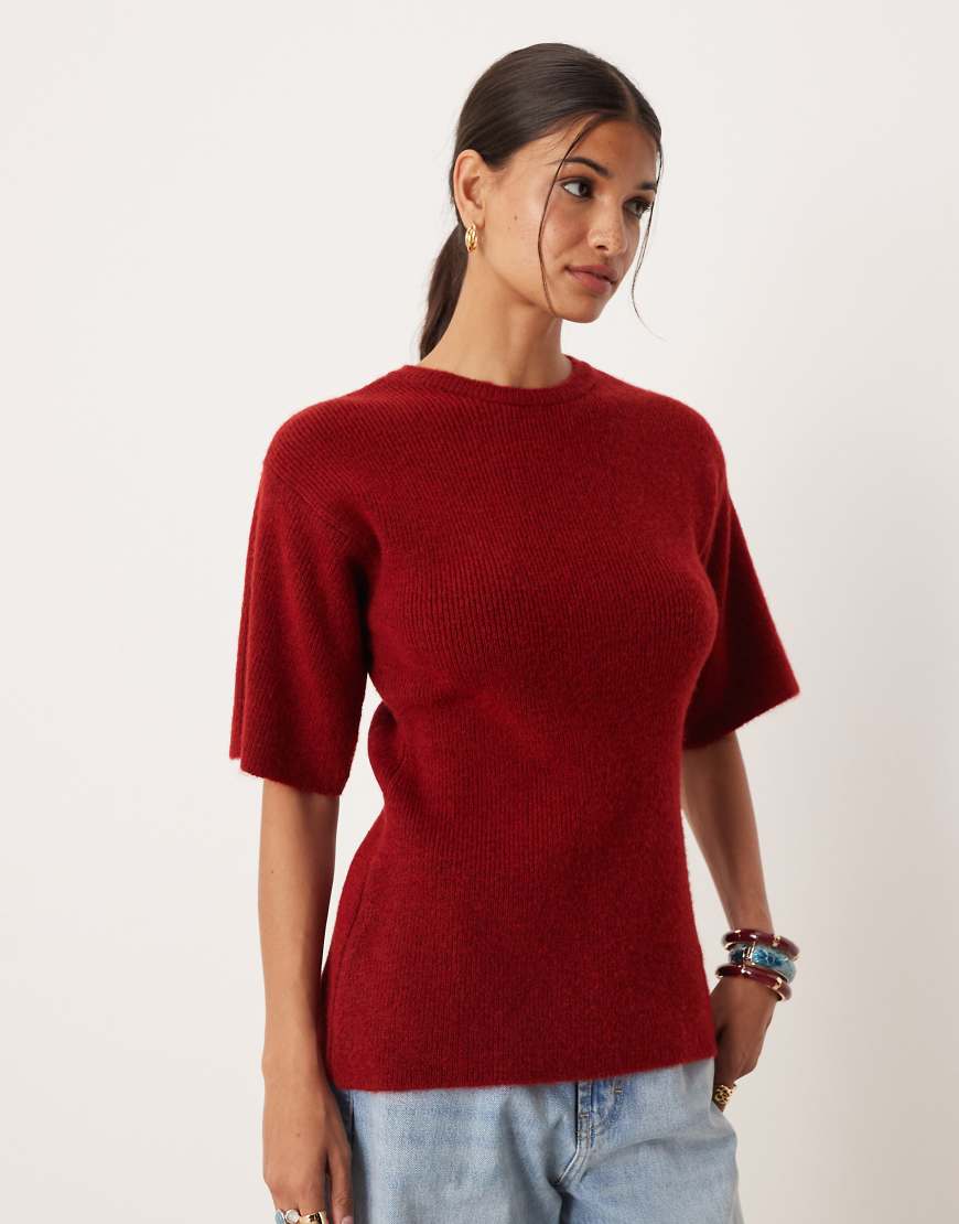 ASOS DESIGN - Tailliertes Strick-T-Shirt in Rot von ASOS DESIGN