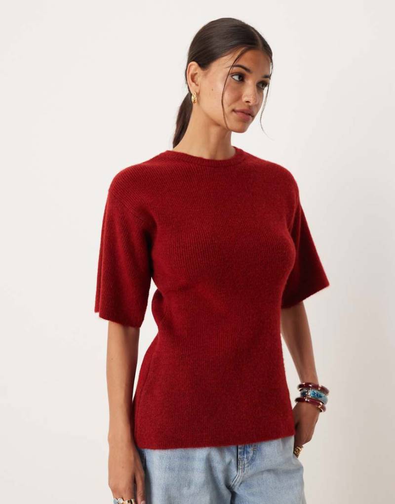 ASOS DESIGN - Tailliertes Strick-T-Shirt in Rot von ASOS DESIGN