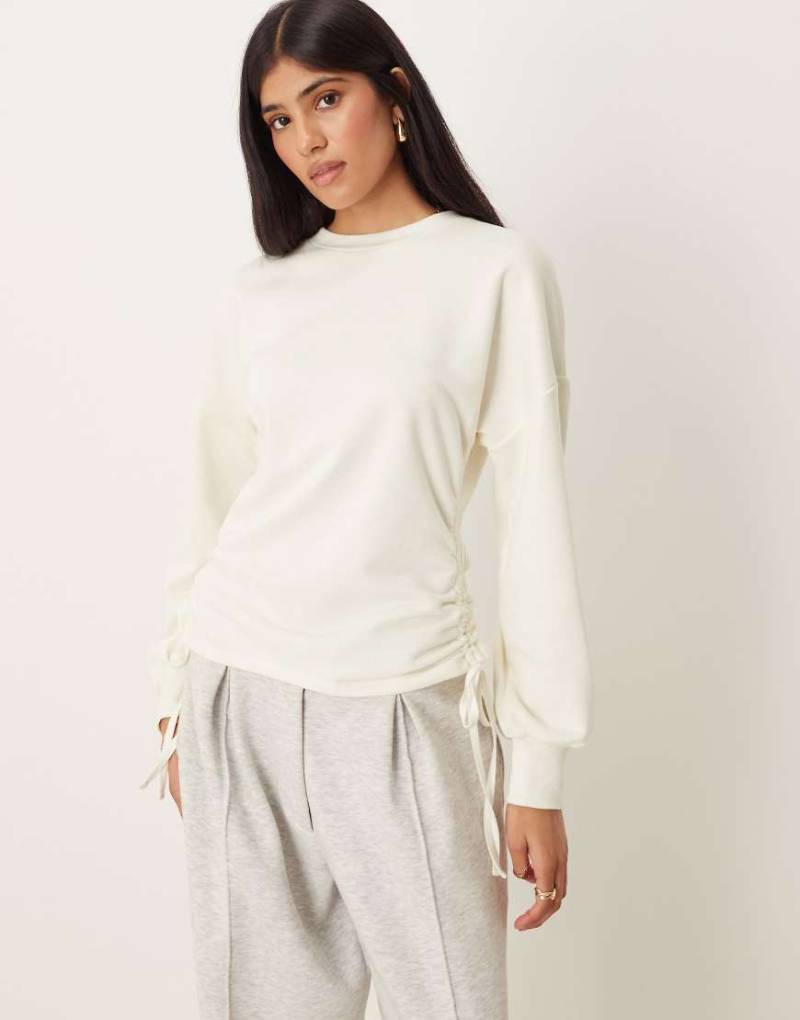ASOS DESIGN - Tailliertes Sweatshirt in Ecru mit Tunnelzug-Detail-Weiß von ASOS DESIGN
