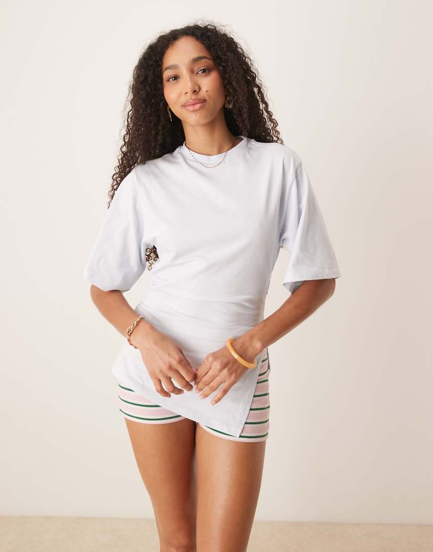 ASOS DESIGN - Tailliertes T-Shirt in Blau mit asymmetrischem Saum von ASOS DESIGN