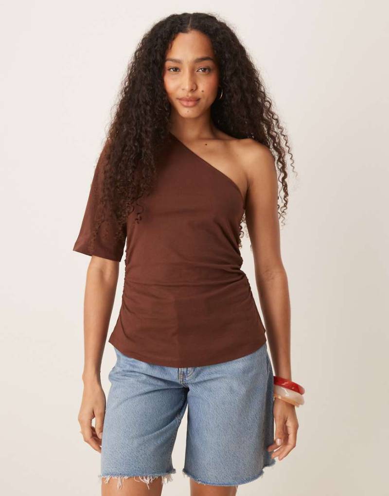 ASOS DESIGN - Tailliertes T-Shirt in Braun mit asymmetrischem Schnitt von ASOS DESIGN