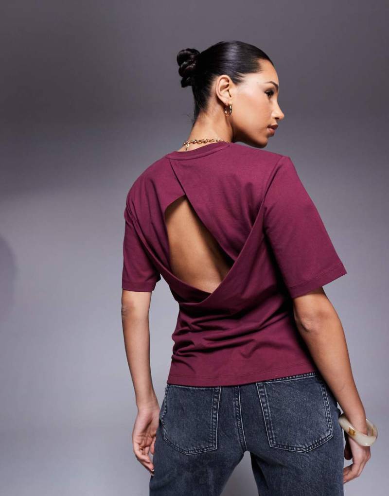 ASOS DESIGN - Tailliertes T-Shirt in Burgunderrot mit gewickeltem Rückenausschnitt von ASOS DESIGN