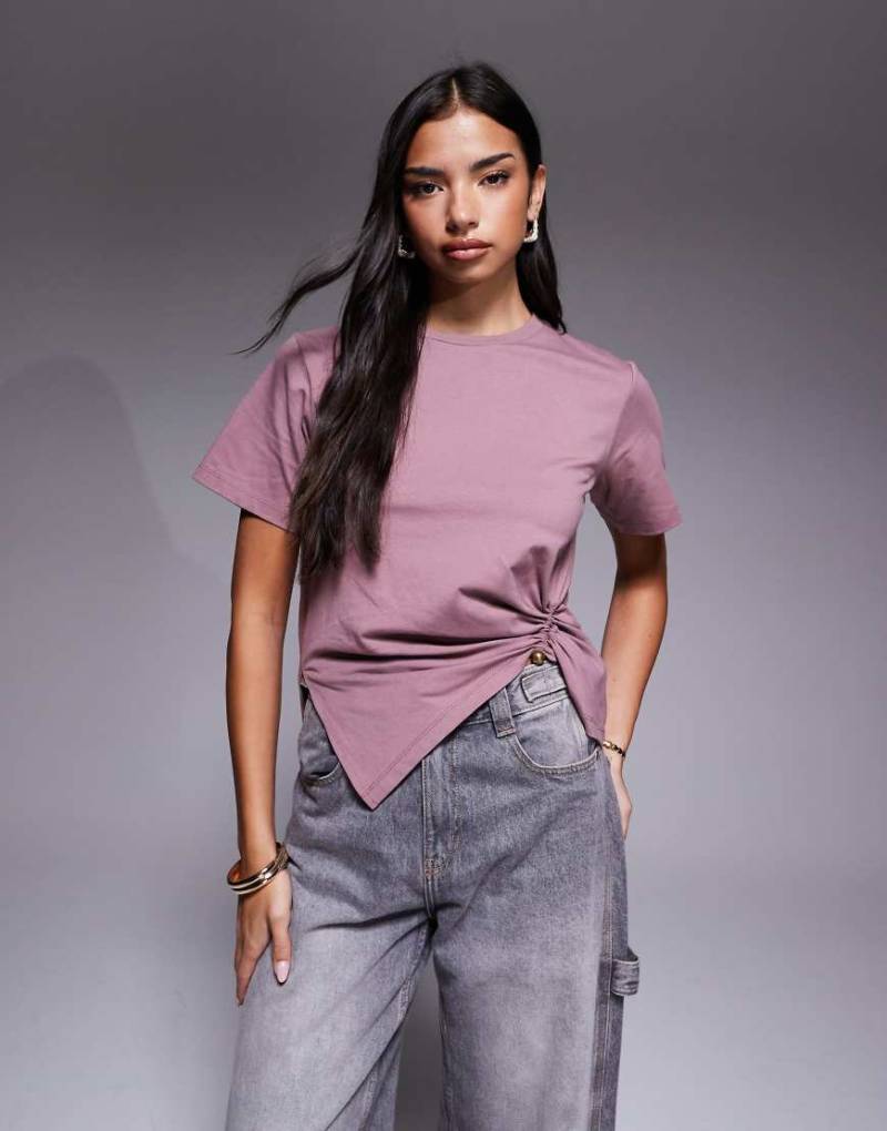 ASOS DESIGN - Tailliertes T-Shirt in Hellrosa mit Metallelement von ASOS DESIGN