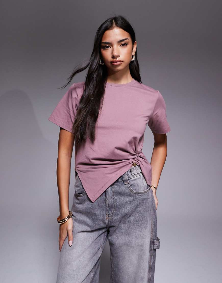 ASOS DESIGN - Tailliertes T-Shirt in Hellrosa mit Metallelement von ASOS DESIGN