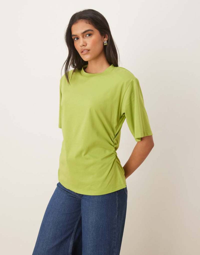 ASOS DESIGN - Tailliertes T-Shirt in Olivgrün mit Schulterpolstern von ASOS DESIGN