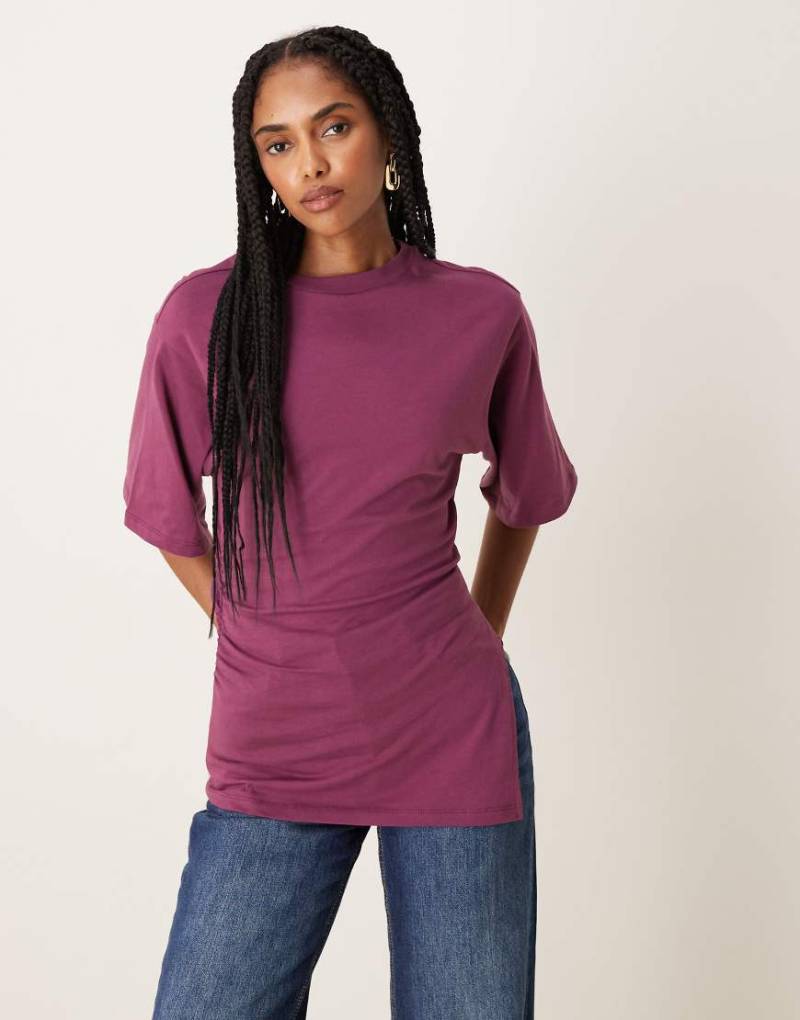 ASOS DESIGN - Tailliertes T-Shirt in Pflaumenlila mit asymmetrischem Saum von ASOS DESIGN