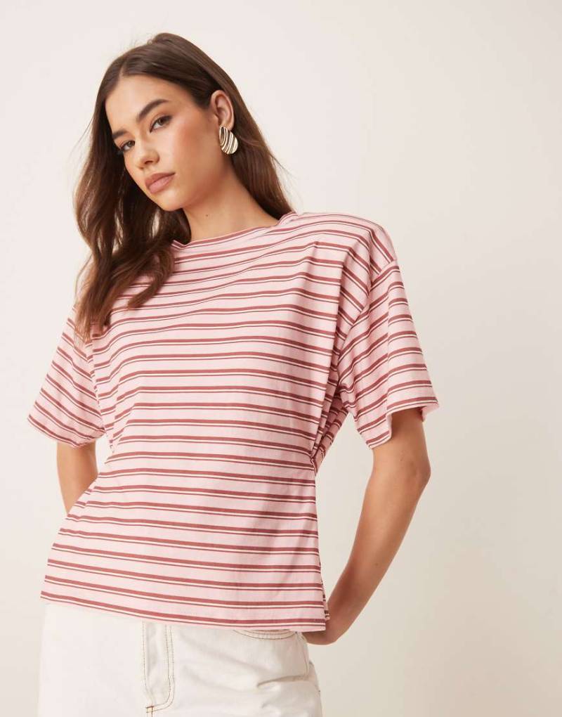 ASOS DESIGN - Tailliertes T-Shirt in Rosa gestreift mit Schulterpolstern ASOS DESIGN - Tailliertes T-Shirt in Rosa gestreift mit Schulterpolstern von ASOS DESIGN