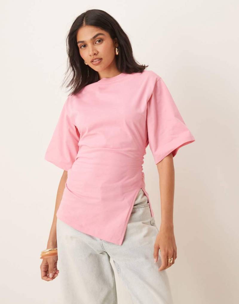 ASOS DESIGN - Tailliertes T-Shirt in Rosa mit asymmetrischem Saum von ASOS DESIGN