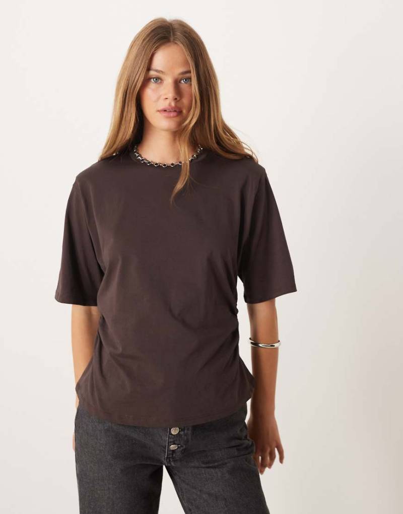 ASOS DESIGN - Tailliertes T-Shirt in Schokobraun mit Schulterpolstern-Brown von ASOS DESIGN