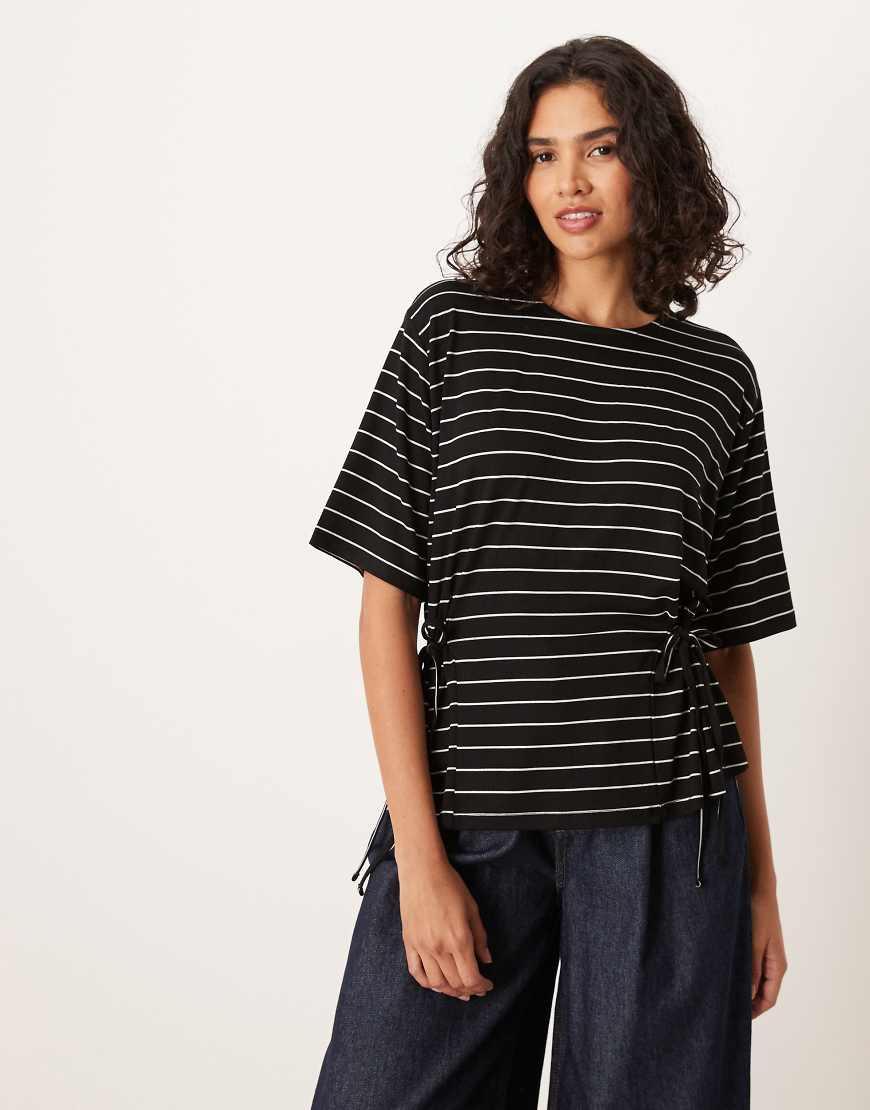 ASOS DESIGN - Tailliertes T-Shirt in Schwarz gestreift mit seitlichem Bindedetail von ASOS DESIGN