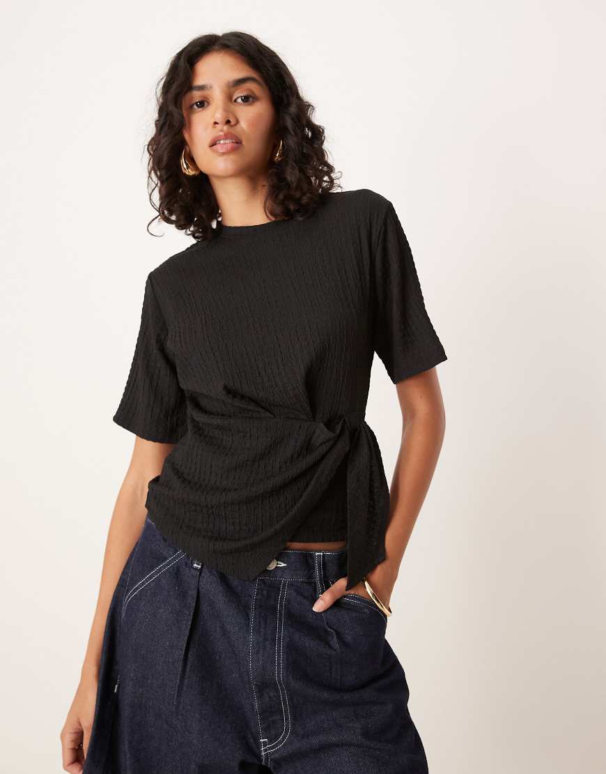ASOS DESIGN - Tailliertes T-Shirt in Schwarz mit Drapierung ASOS DESIGN - Tailliertes T-Shirt in Schwarz mit Drapierung von ASOS DESIGN