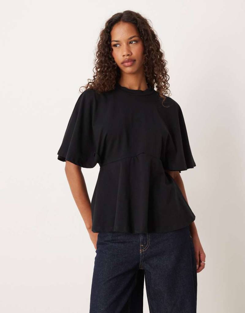 ASOS DESIGN - Tailliertes T-Shirt in Schwarz mit Schößchensaum von ASOS DESIGN