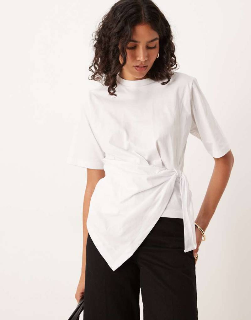 ASOS DESIGN - Tailliertes T-Shirt in Weiß mit Drapierung von ASOS DESIGN