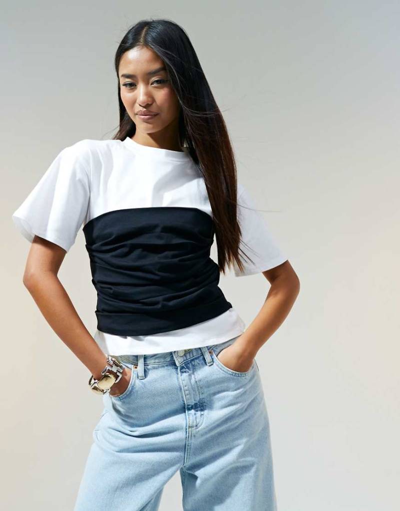 ASOS DESIGN - Tailliertes T-Shirt in Weiß mit Taillenbanddetail in Schwarz-Bunt von ASOS DESIGN