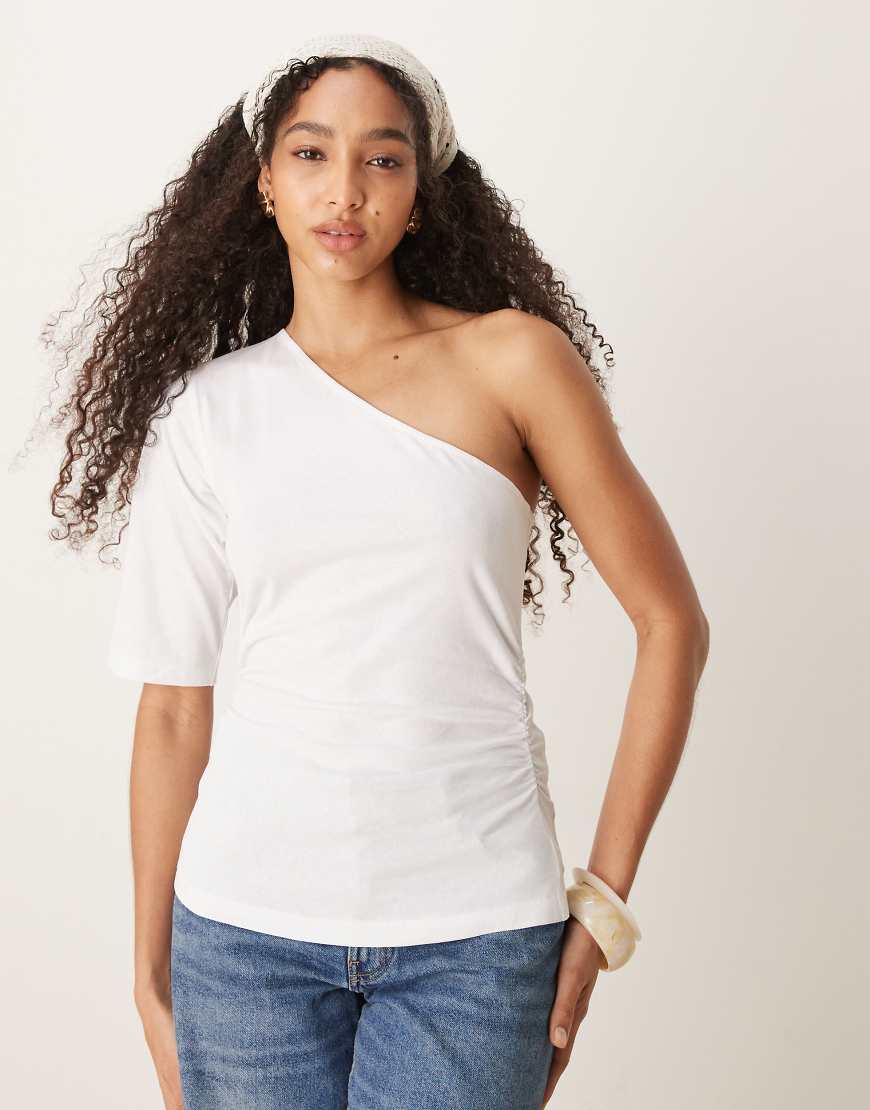 ASOS DESIGN - Tailliertes T-Shirt in Weiß mit asymmetrischem Schnitt ASOS DESIGN - Tailliertes T-Shirt in Weiß mit asymmetrischem Schnitt von ASOS DESIGN