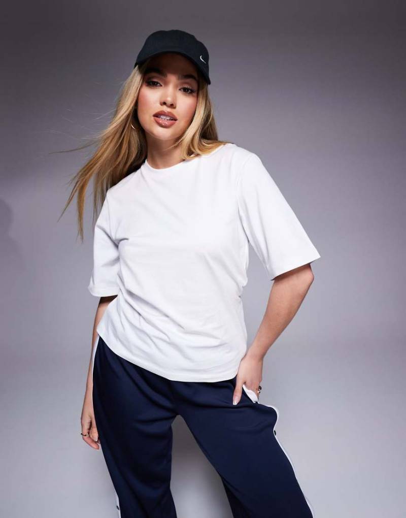 ASOS DESIGN - Tailliertes T-Shirt in Weiß mit gewickeltem Rückenausschnitt von ASOS DESIGN