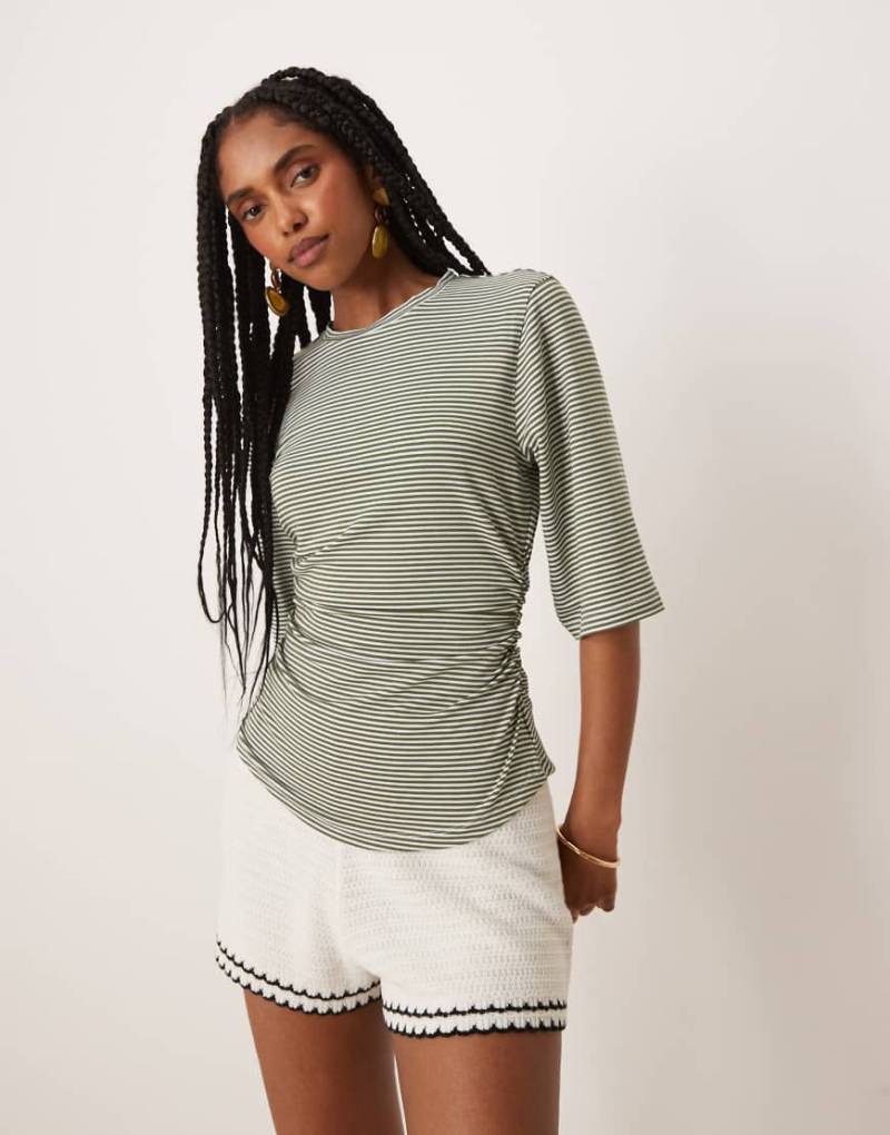 ASOS DESIGN - Tailliertes T-Shirt in gestreiftem Grün von ASOS DESIGN