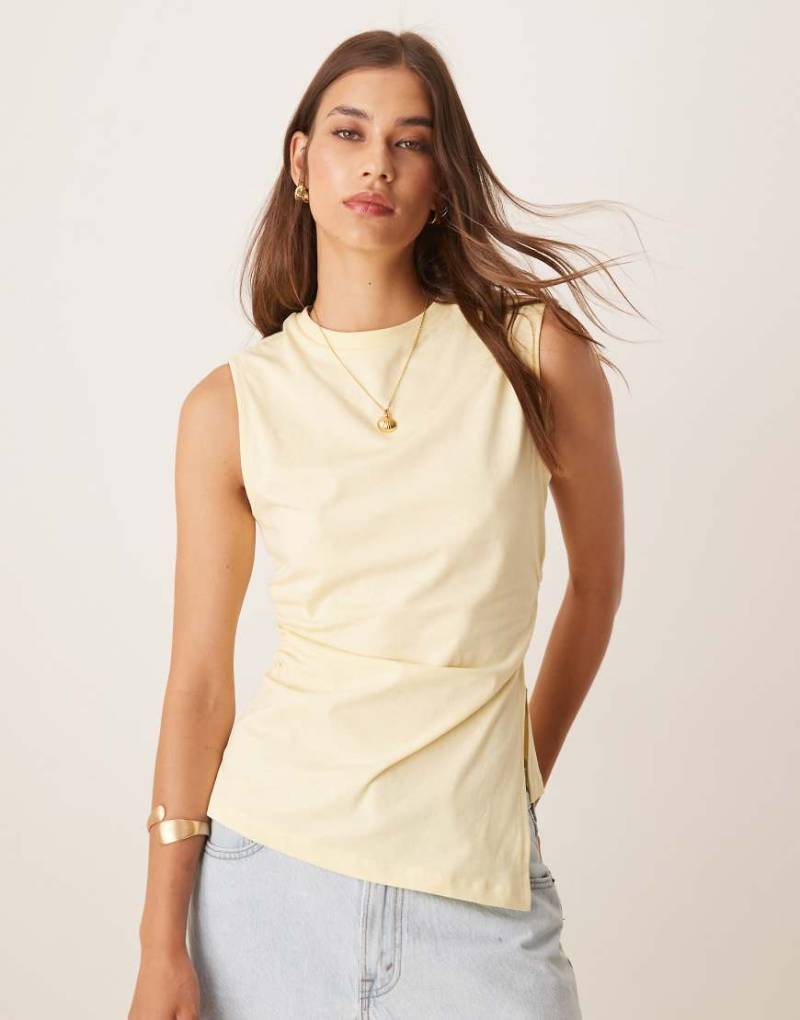 ASOS DESIGN - Tailliertes Trägertop in Zitronengelb mit asymmetrischem Saum von ASOS DESIGN