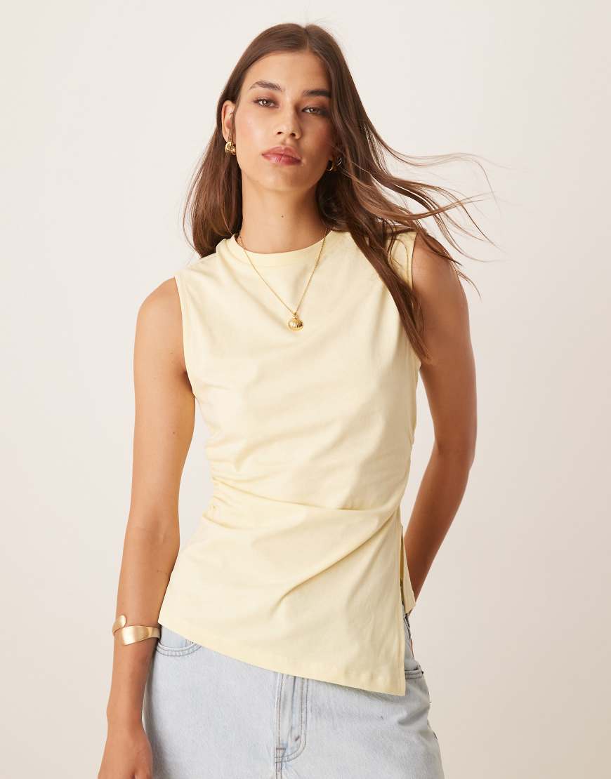 ASOS DESIGN - Tailliertes Trägertop in Zitronengelb mit asymmetrischem Saum ASOS DESIGN - Tailliertes Trägertop in Zitronengelb mit asymmetrischem Saum von ASOS DESIGN