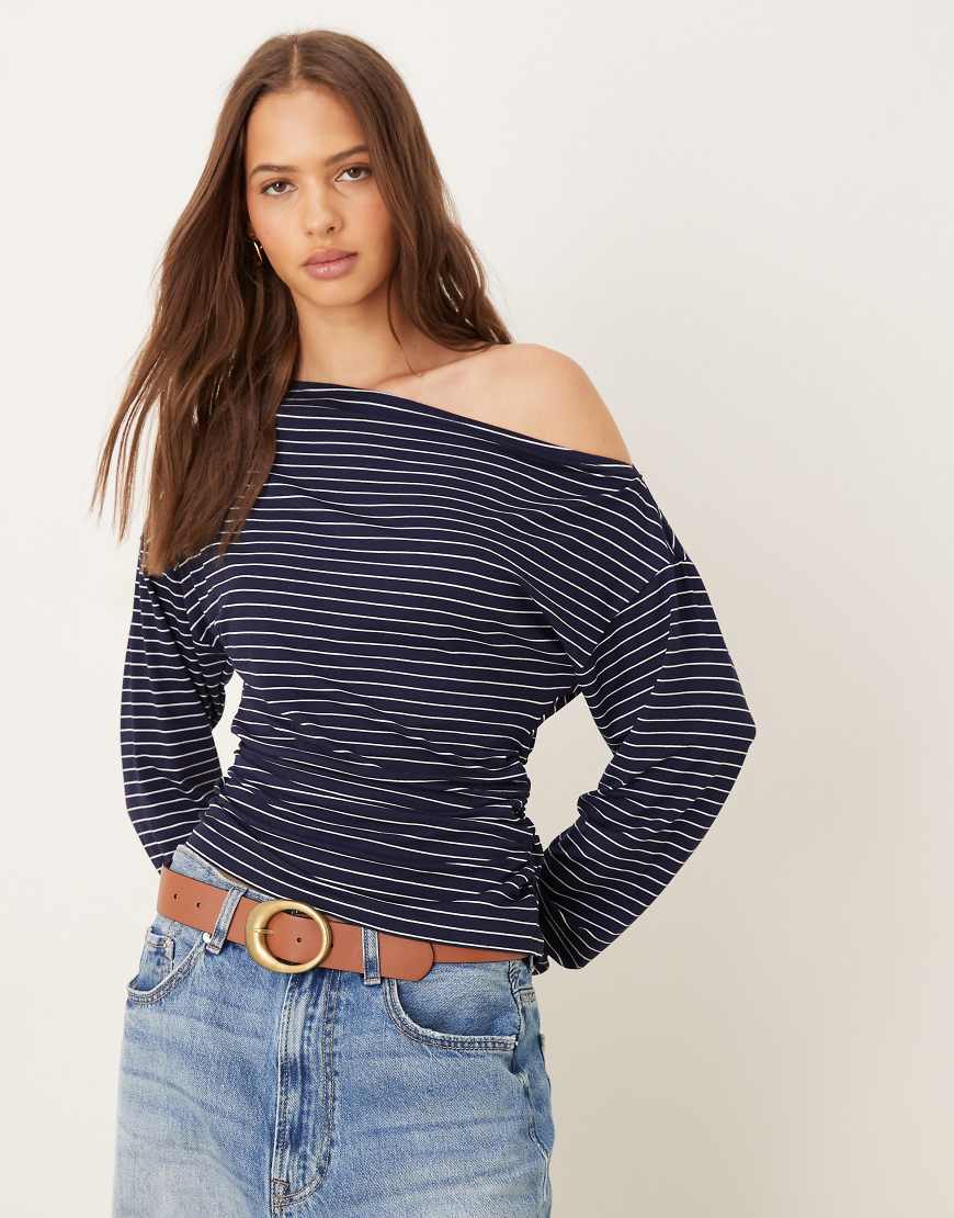 ASOS DESIGN - Tailliertes asymmetrisches Langarmshirt in Marineblau von ASOS DESIGN