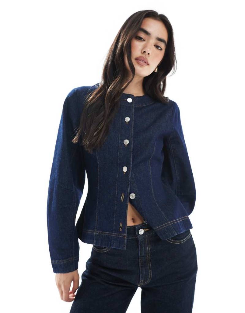 ASOS DESIGN - Tailliertes kragenloses Jeanshemd in Indigoblau mit Cocoon-Ärmeln von ASOS DESIGN
