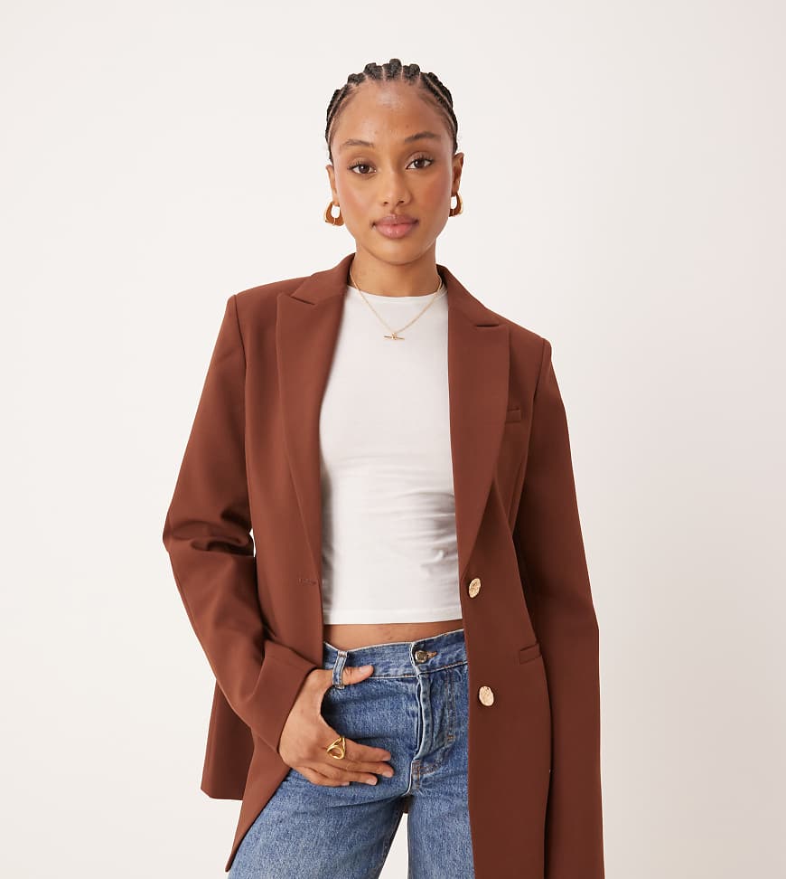 ASOS DESIGN Tall - Blazer in Schokobraun mit geformter Hüftpartie von ASOS DESIGN