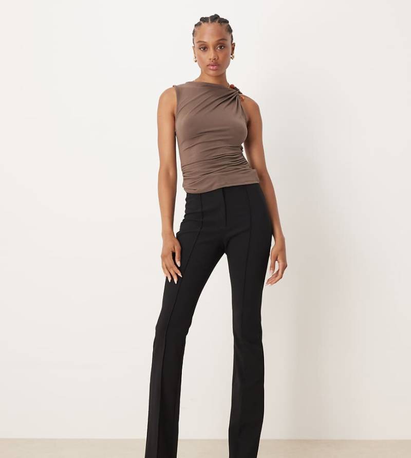 ASOS DESIGN Tall - Elegante, ausgestellte Anzughose in Schwarz von ASOS DESIGN